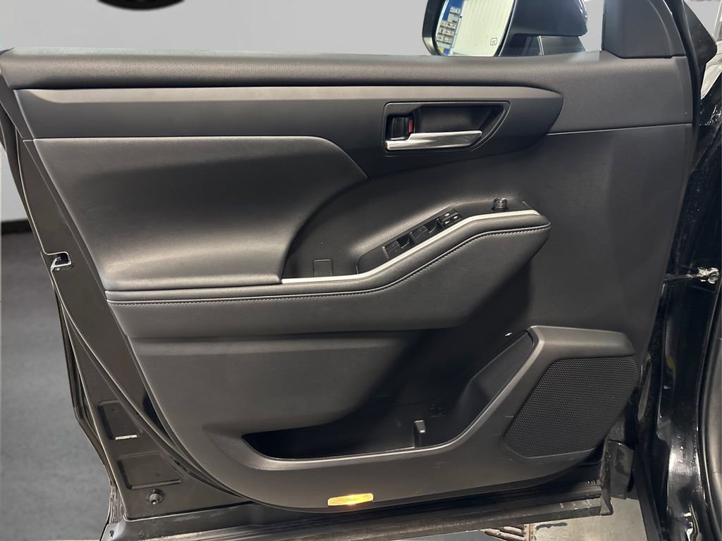 Used 2023 Toyota Highlander XLE image 24