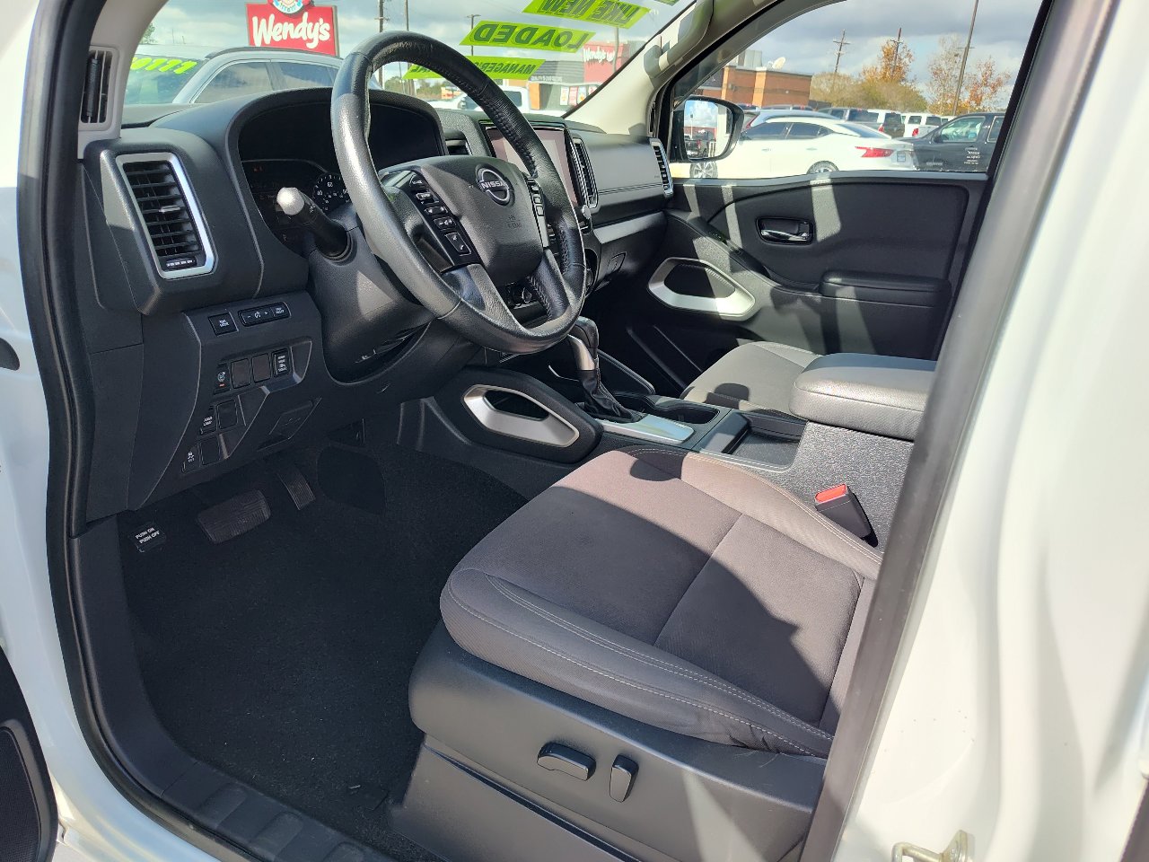 Used 2022 Nissan Frontier SV image 2