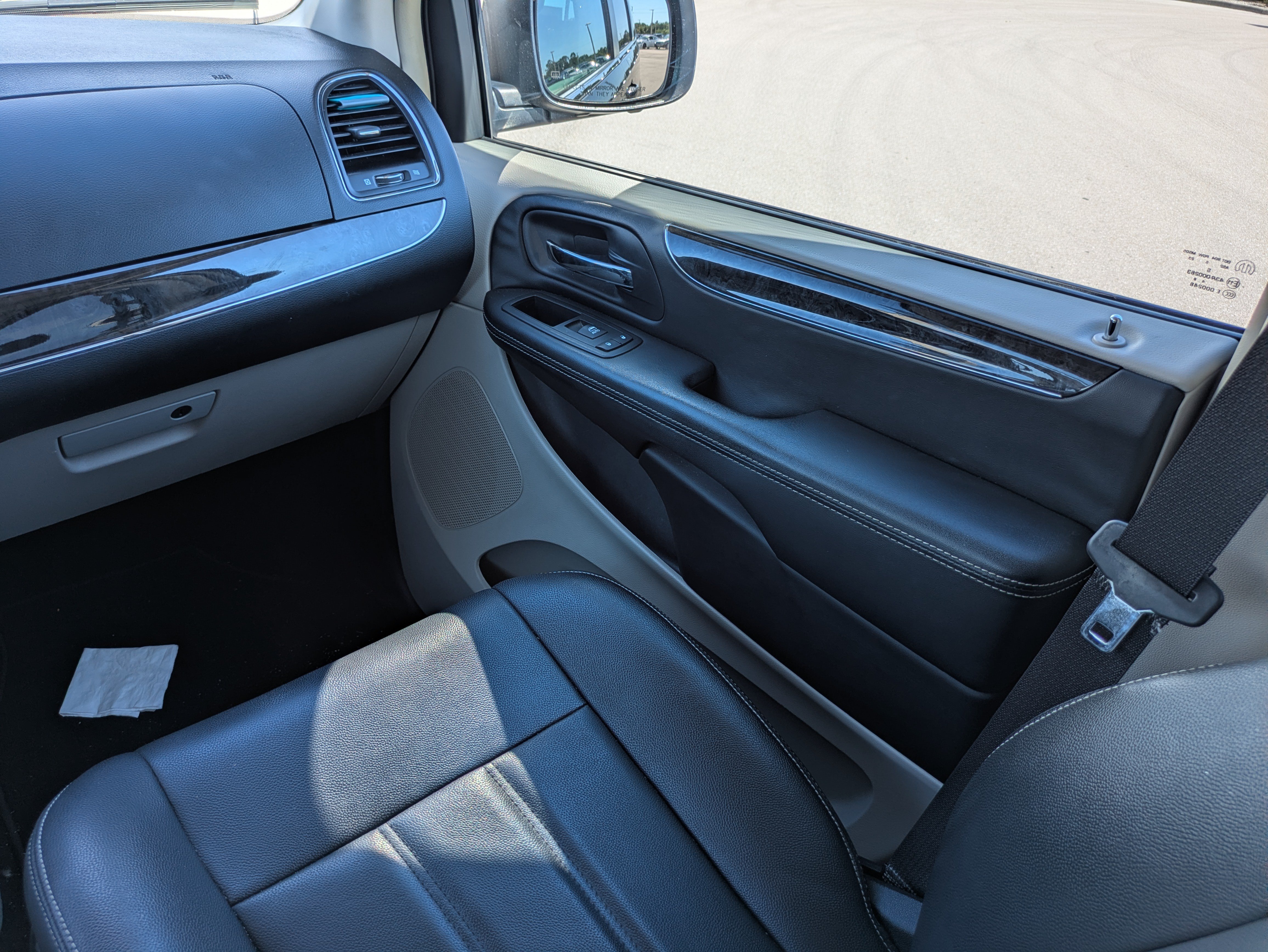 Used 2016 Chrysler Town & Country Touring FWD image 17