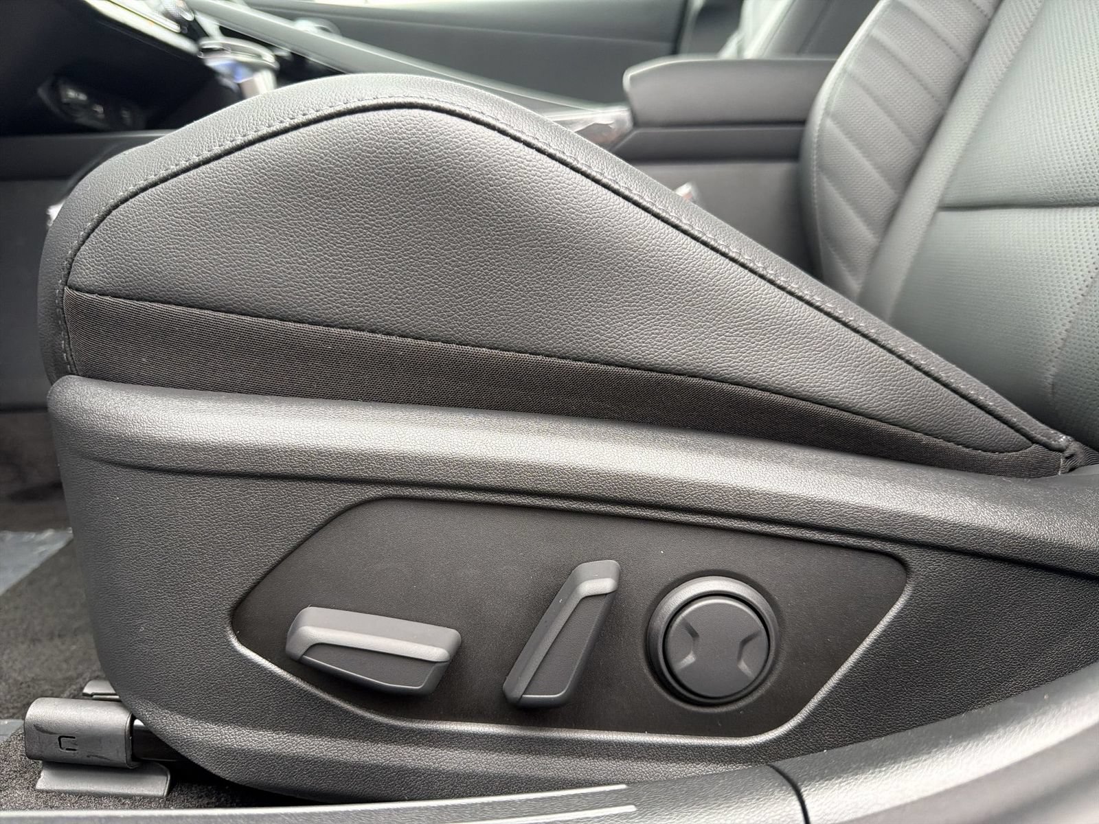 New 2026 Hyundai Elantra Limited FWD image 13