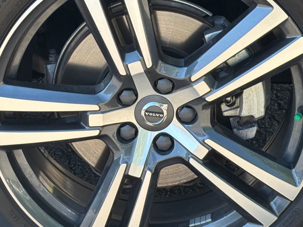 Used 2019 Volvo XC60 T5 Momentum w/ Multimedia Package AWD/4WD image 5