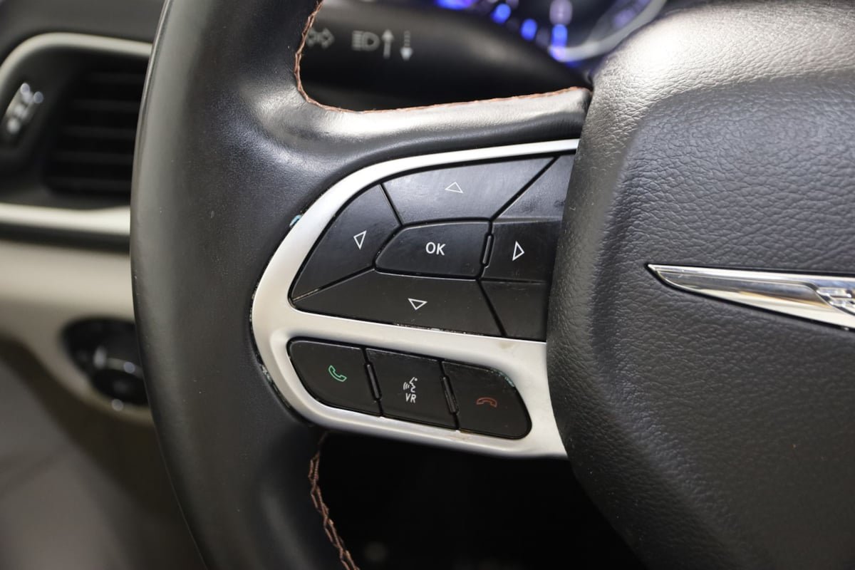 Used 2018 Chrysler Pacifica Touring-L FWD image 31