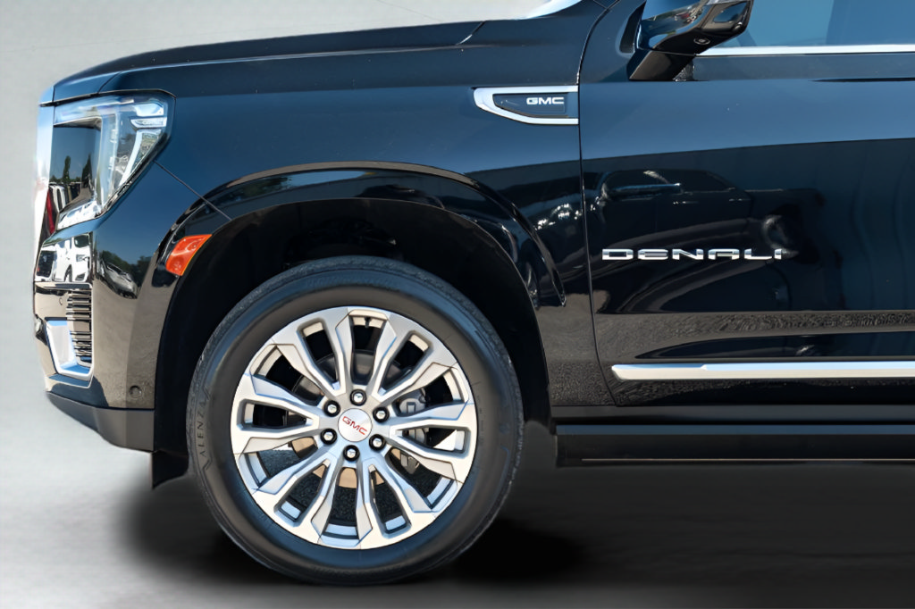 Used 2024 GMC Yukon XL Denali w/ Denali Reserve Package RWD image 13