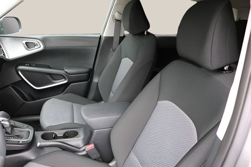 Used 2025 Kia Soul LX w/ LX Technology Package FWD image 12