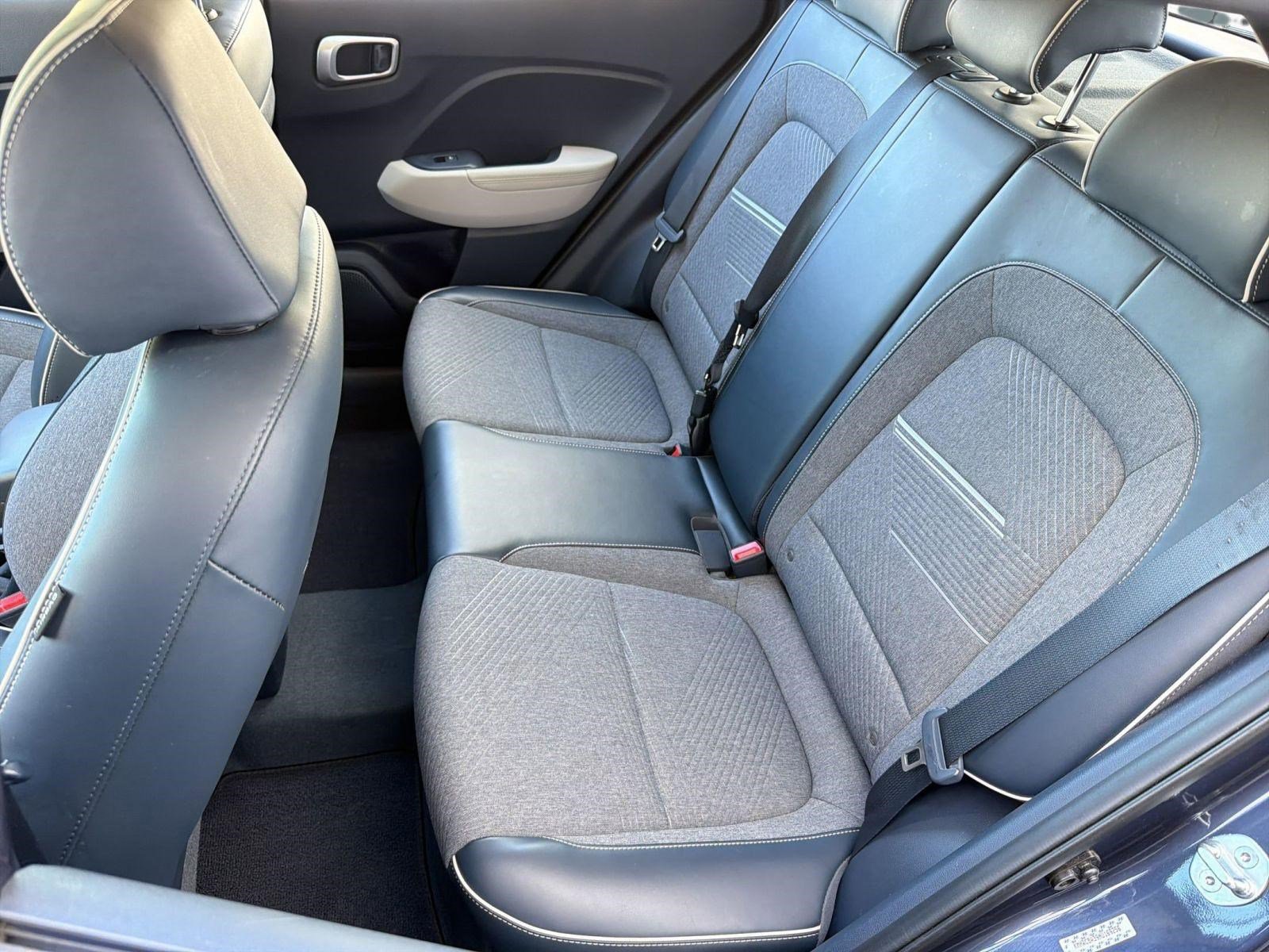 Used 2022 Hyundai Venue Limited FWD image 15