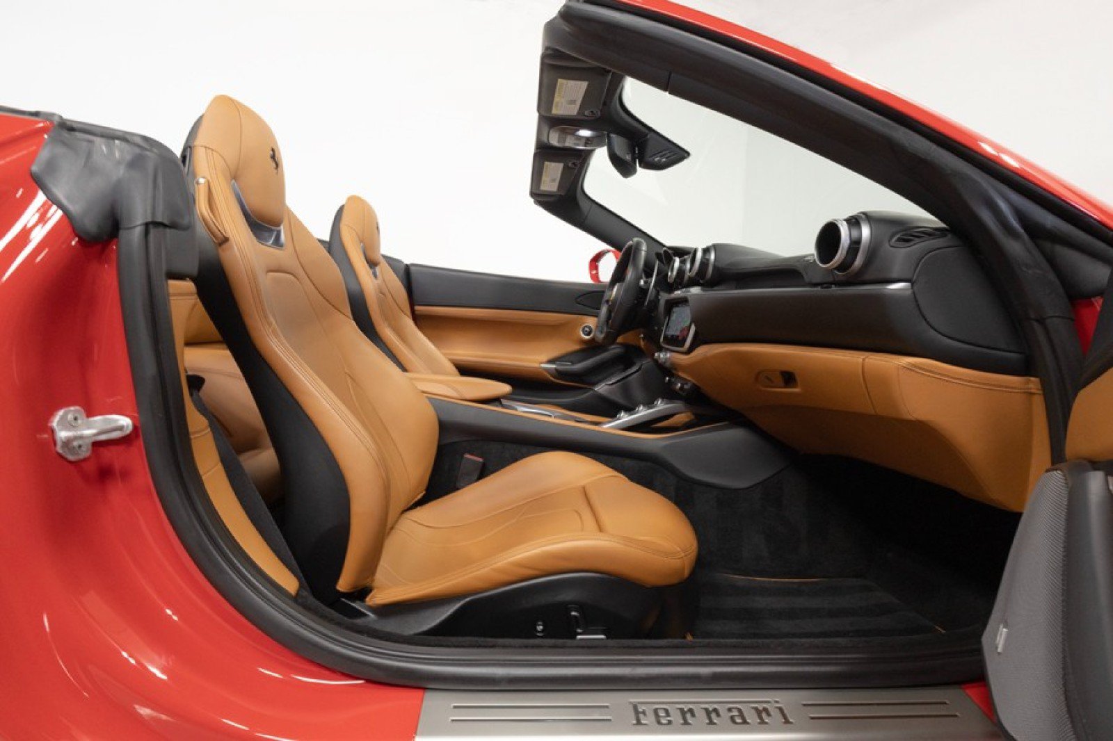 Used 2019 Ferrari Portofino RWD image 46
