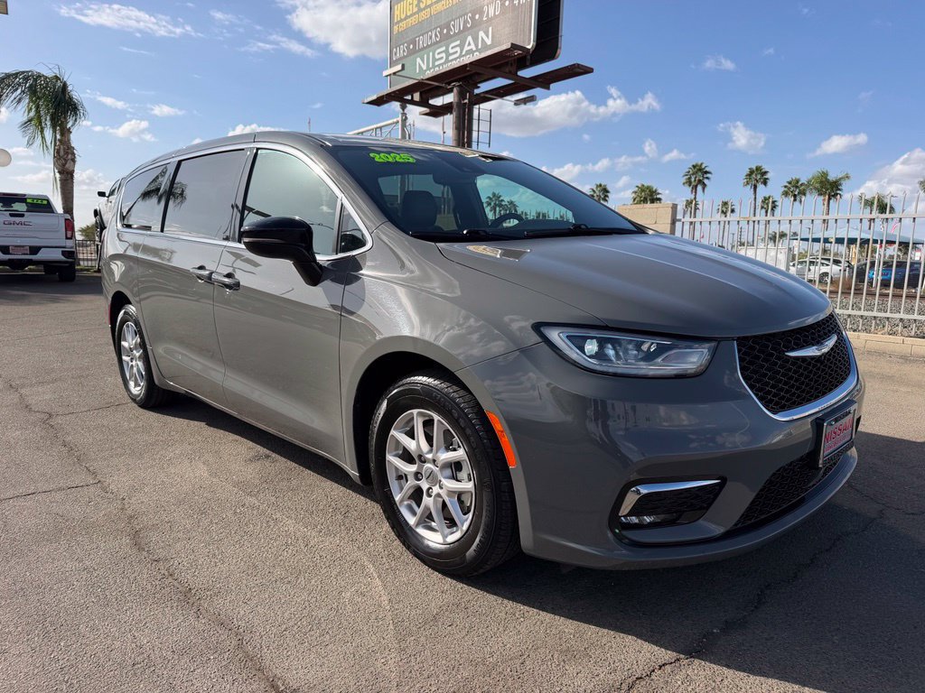 Used 2025 Chrysler Pacifica Select