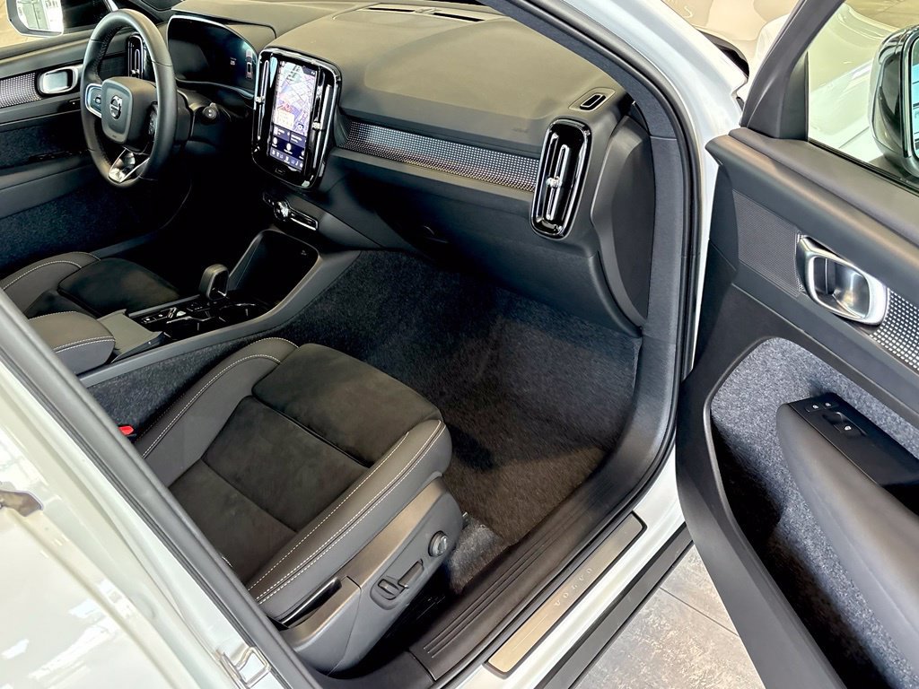Used 2025 Volvo XC40 B5 Plus AWD/4WD image 25