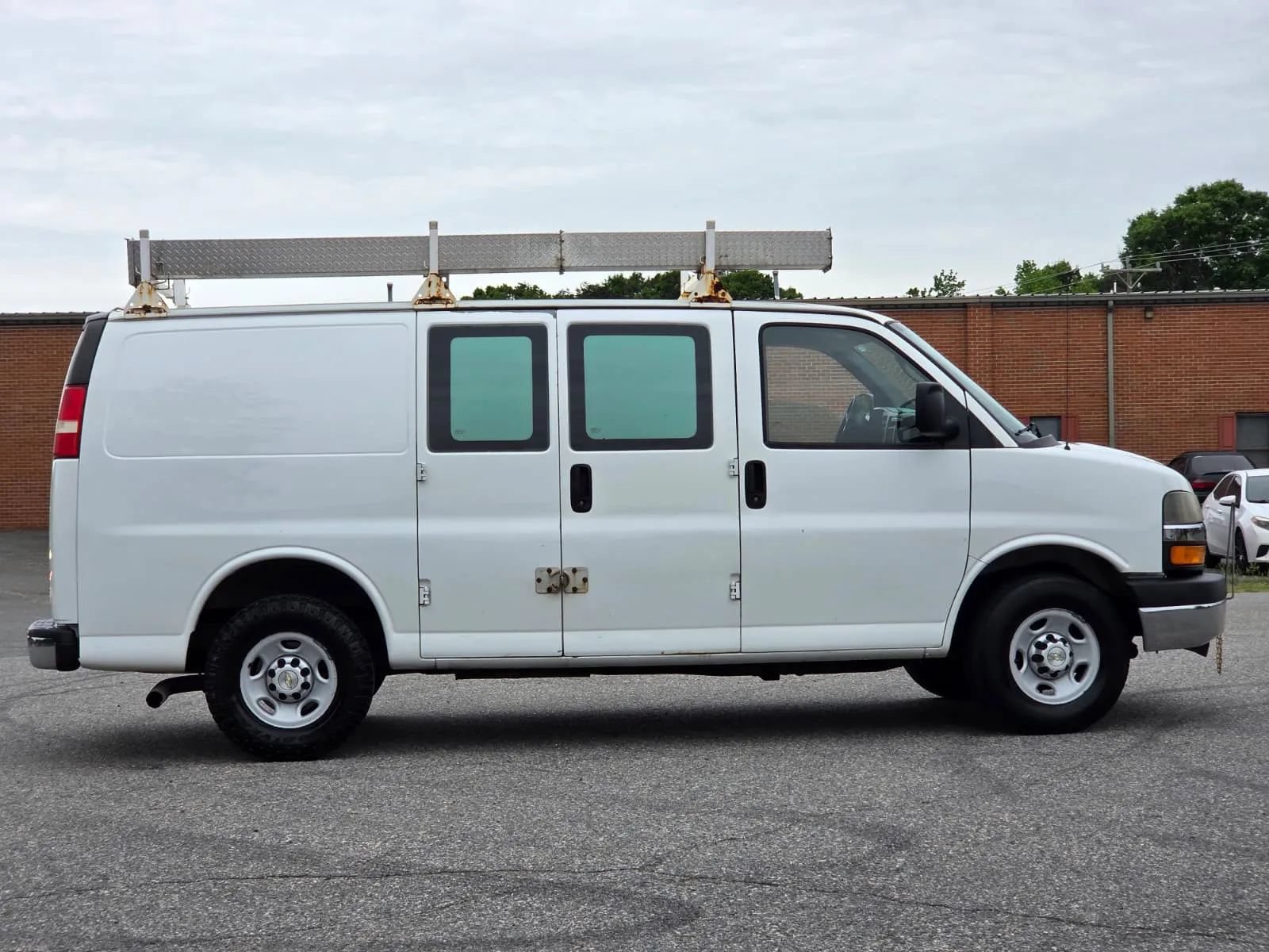 Used 2014 Chevrolet Express 3500 w/ Chrome Appearance Package RWD image 7