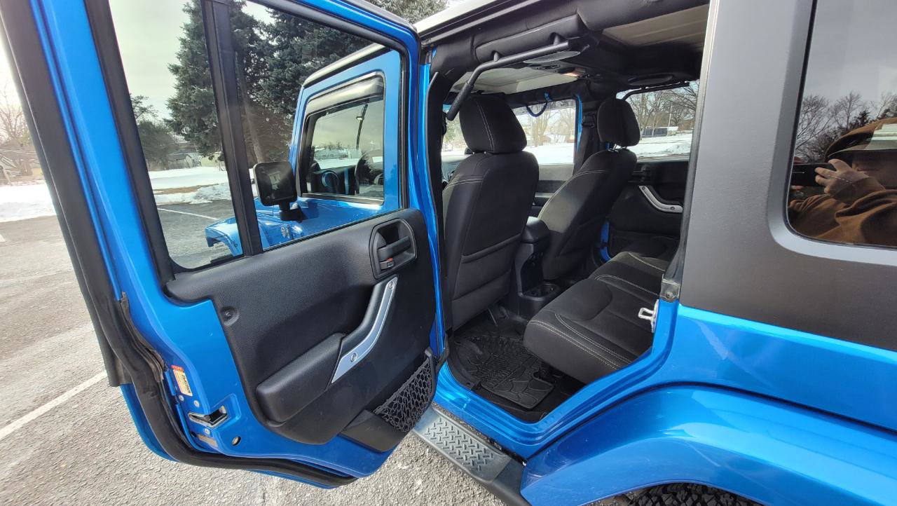 Used 2014 Jeep Wrangler Unlimited Sahara w/ Dual Top Group AWD/4WD image 17