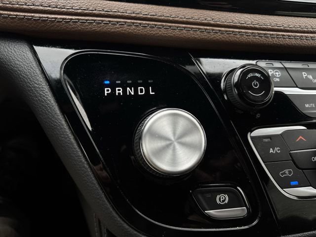 Used 2021 Chrysler Pacifica Limited w/ Uconnect Theater Family Group image 16