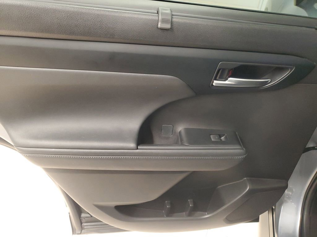 Used 2023 Toyota Highlander XLE image 15