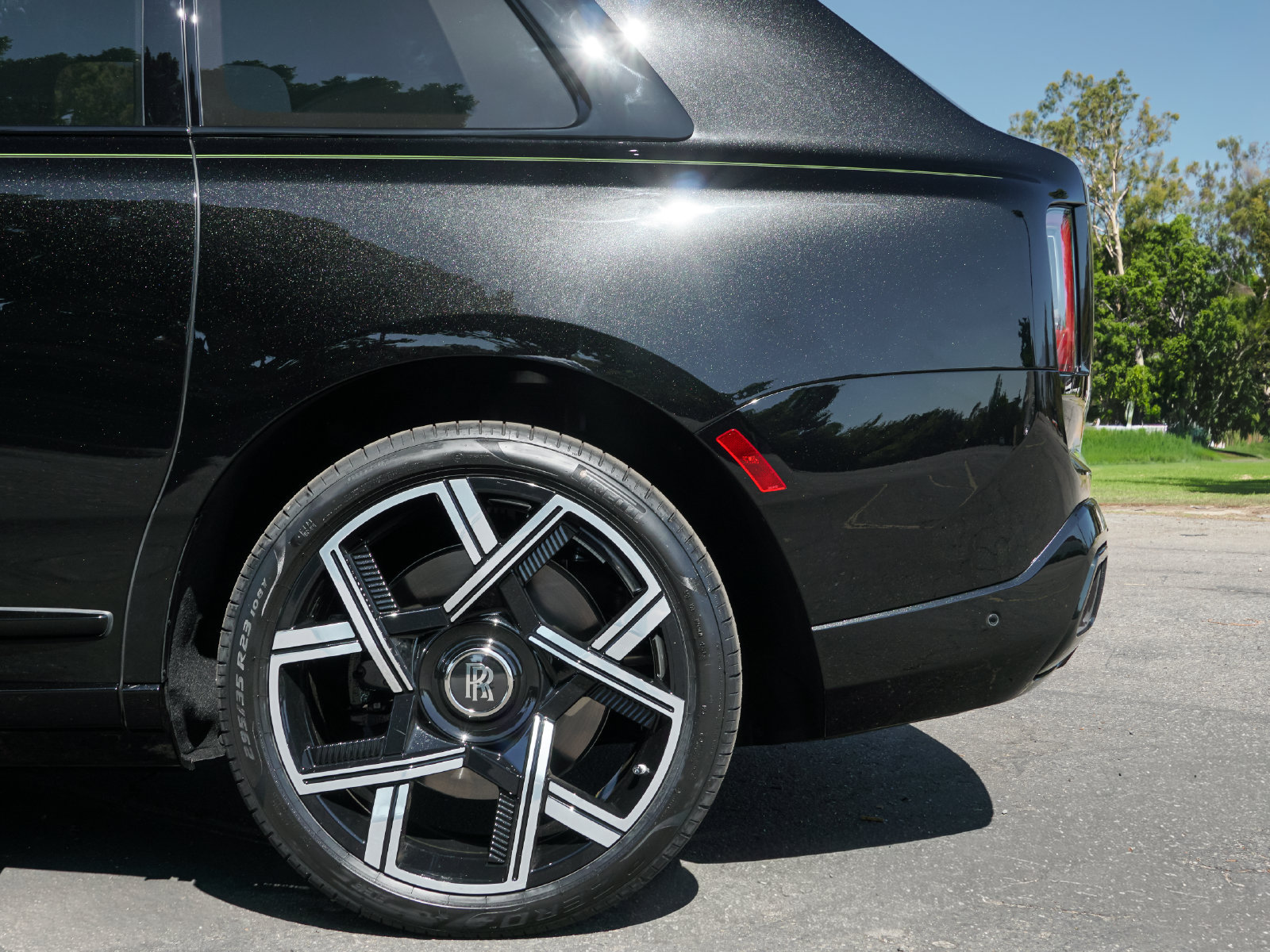 New 2027 Rolls-Royce Cullinan Black Badge AWD/4WD image 7