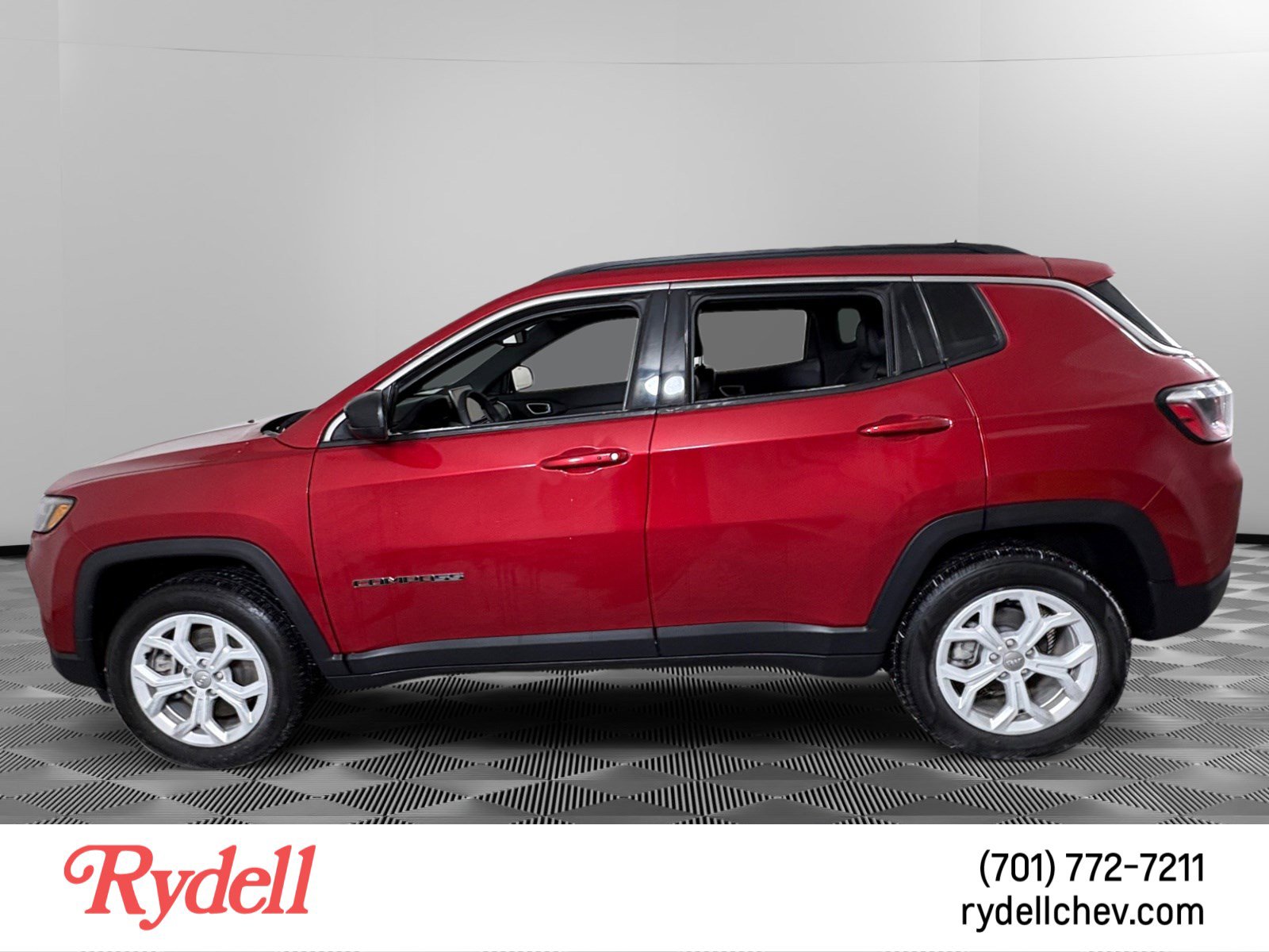 Used 2024 Jeep Compass Latitude image 2