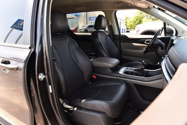 Used 2025 Kia Carnival FWD image 20