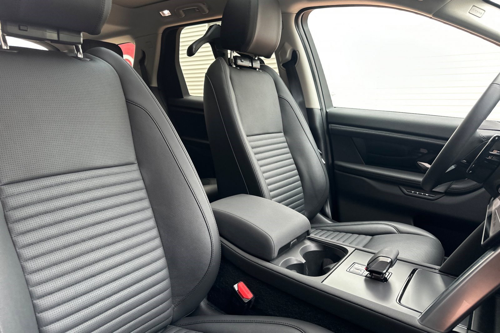 Used 2025 Land Rover Discovery Sport S image 31