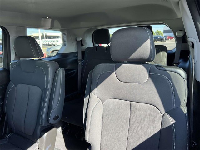 Used 2023 Jeep Grand Cherokee L Laredo image 28