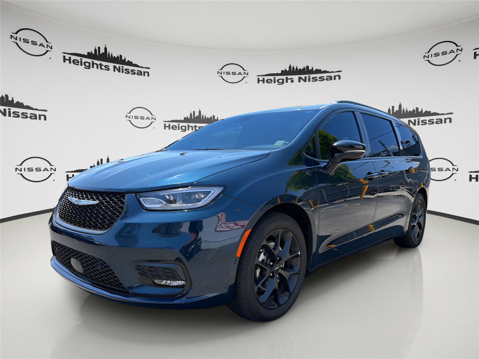 Used 2025 Chrysler Pacifica Limited FWD image 1