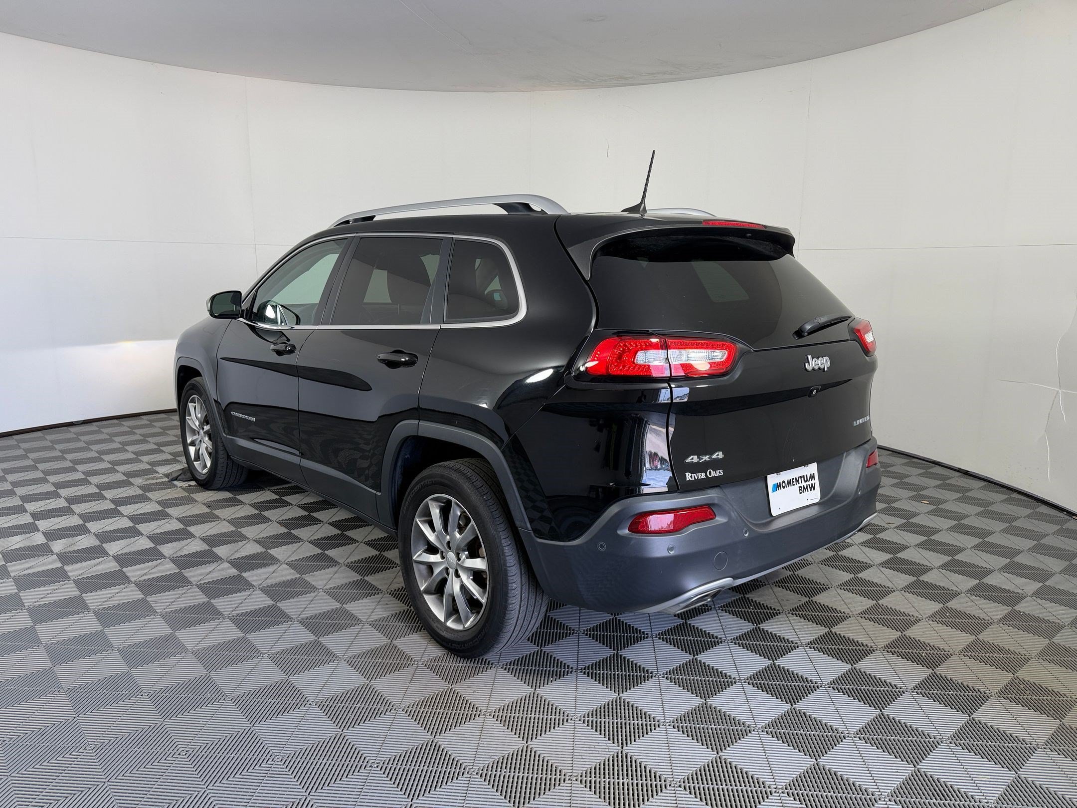 Used 2018 Jeep Cherokee Limited w/ Technology Group AWD/4WD image 3