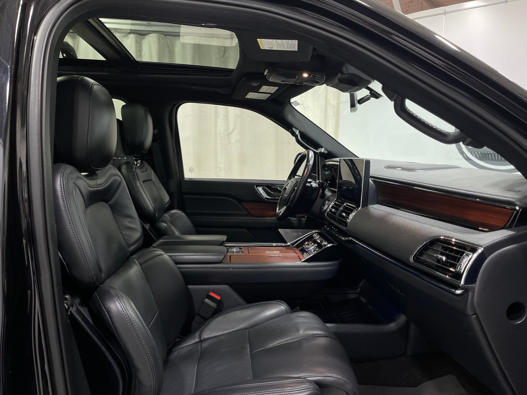 Used 2023 Lincoln Navigator L Reserve AWD/4WD image 32