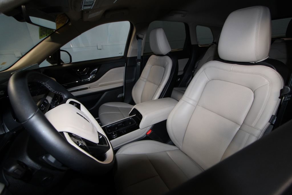 Used 2025 Lincoln Corsair AWD w/ Equipment Group 101A image 4
