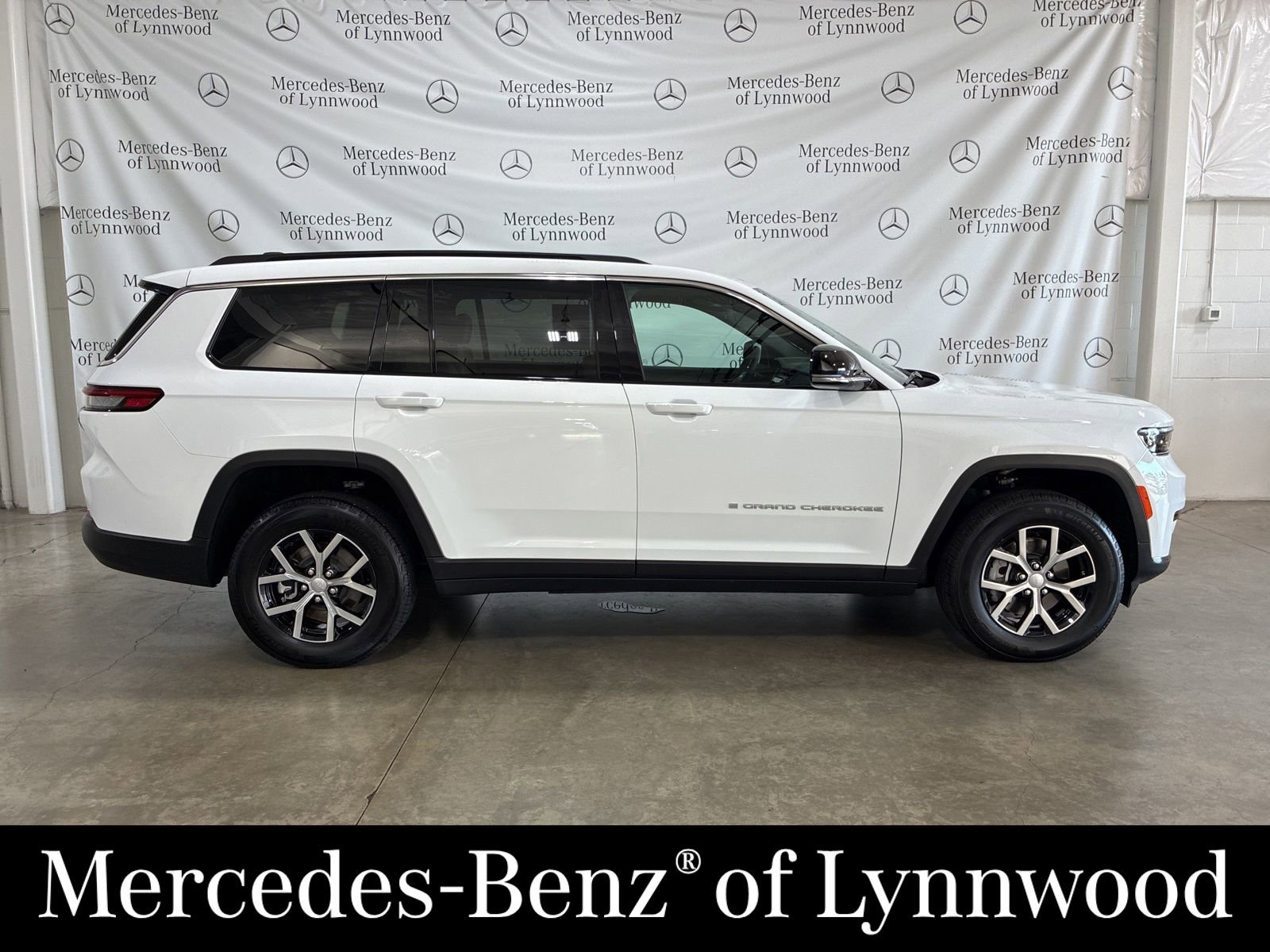 Used 2025 Jeep Grand Cherokee L Limited image 3