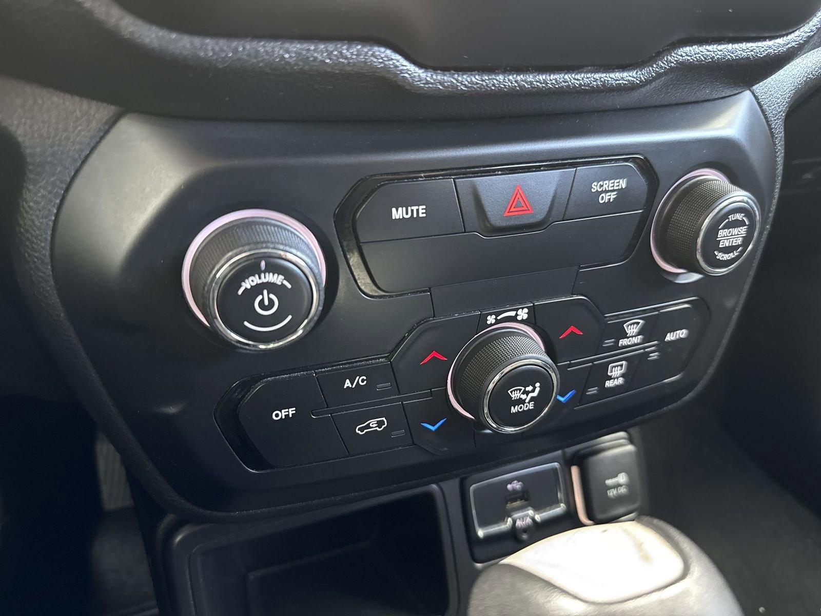 Used 2020 Jeep Renegade Latitude w/ UConnect 8.4 Nav Group image 22