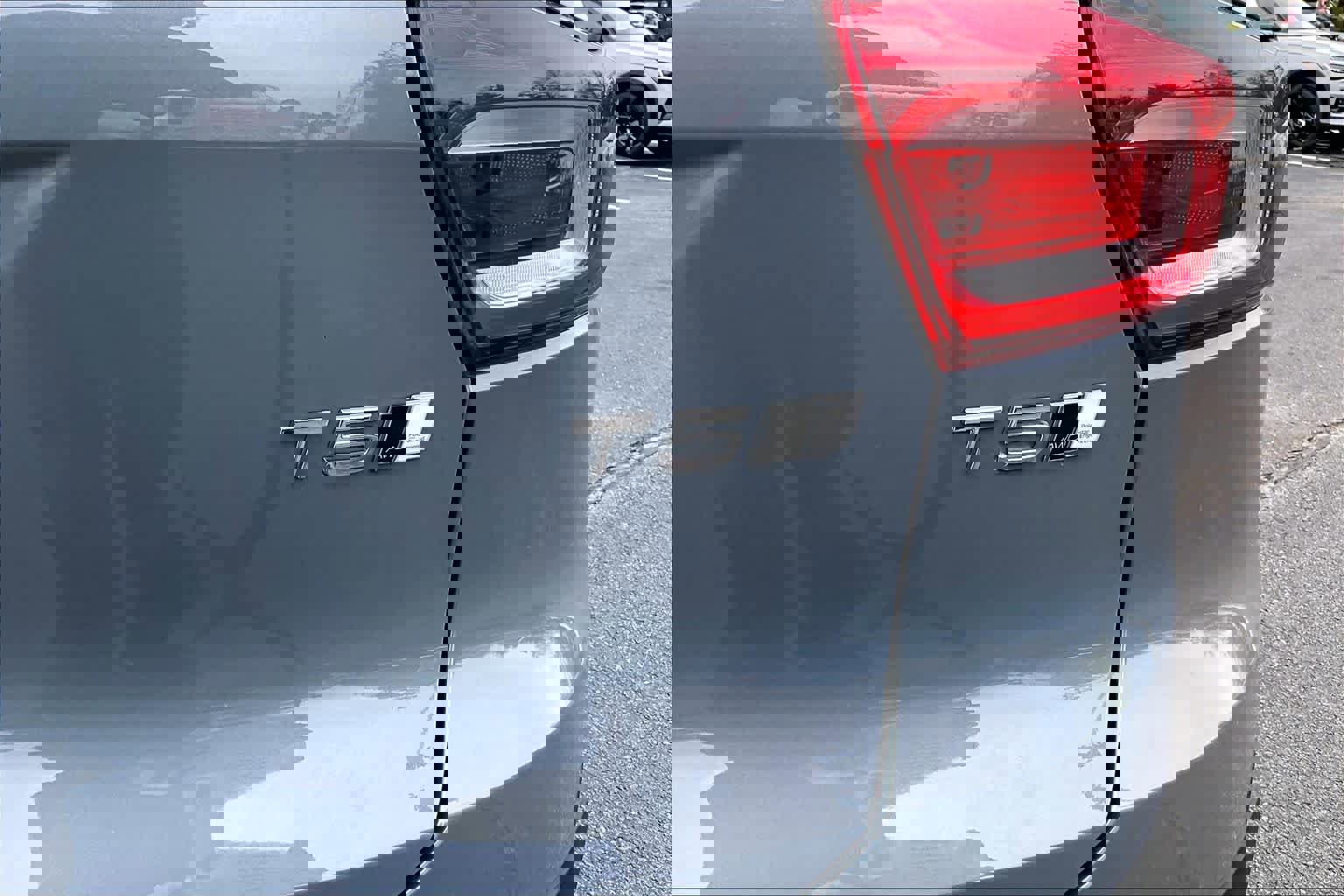 Used 2022 Volvo XC40 T5 R-Design w/ Advanced Package image 9