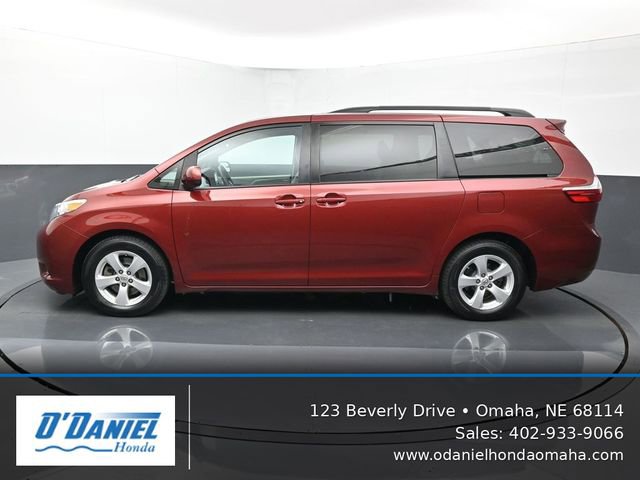Used 2017 Toyota Sienna LE FWD image 2