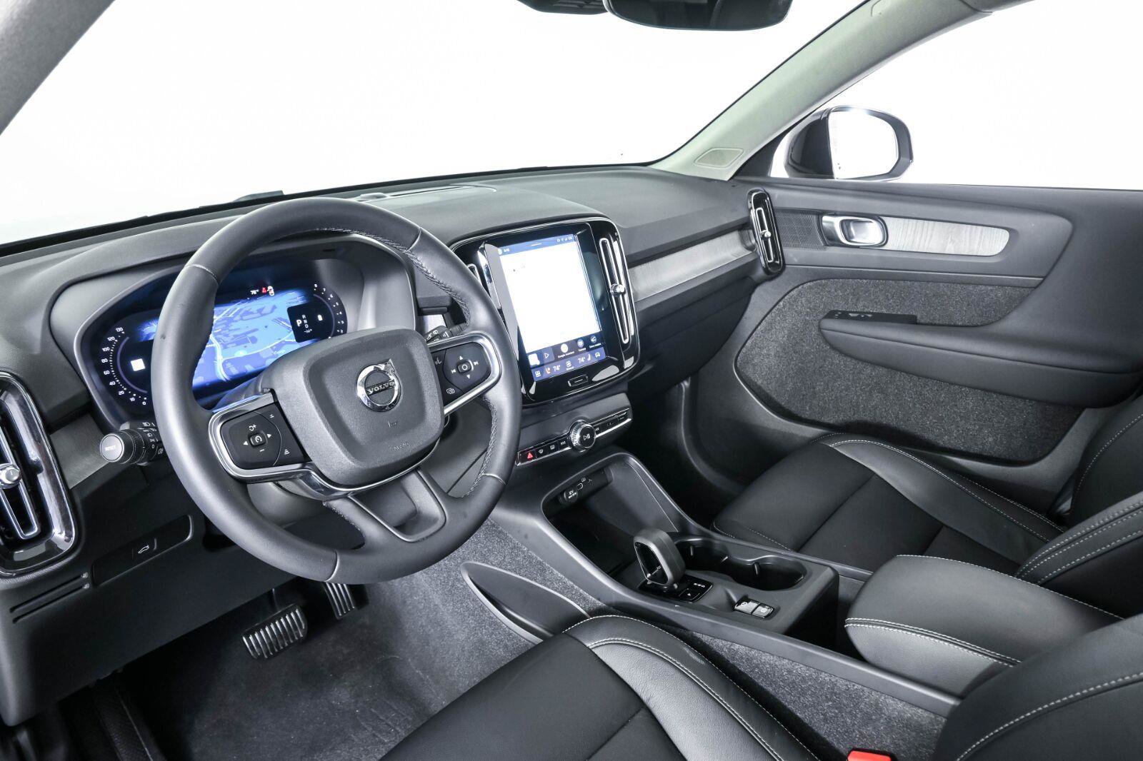 Used 2024 Volvo XC40 B5 Core w/ Protection Package Premier AWD/4WD image 4