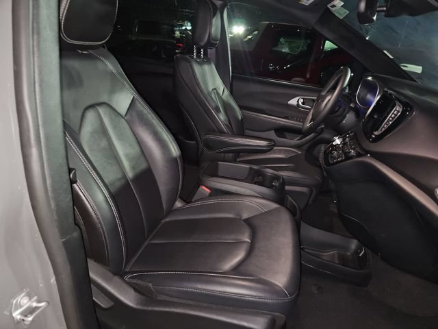 Used 2025 Chrysler Pacifica Select FWD image 6
