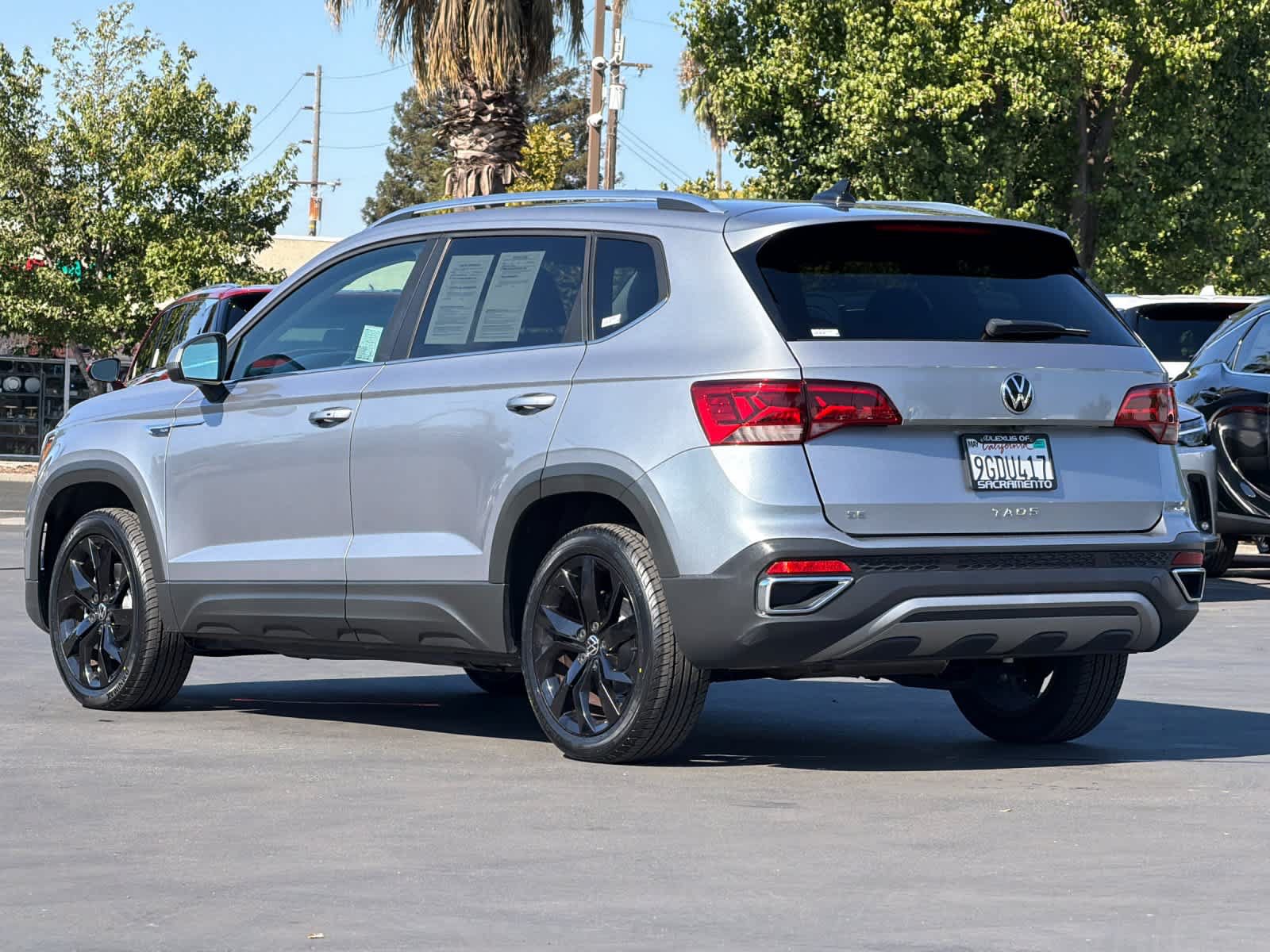 Used 2023 Volkswagen Taos SE w/ Panoramic Sunroof Package FWD image 7