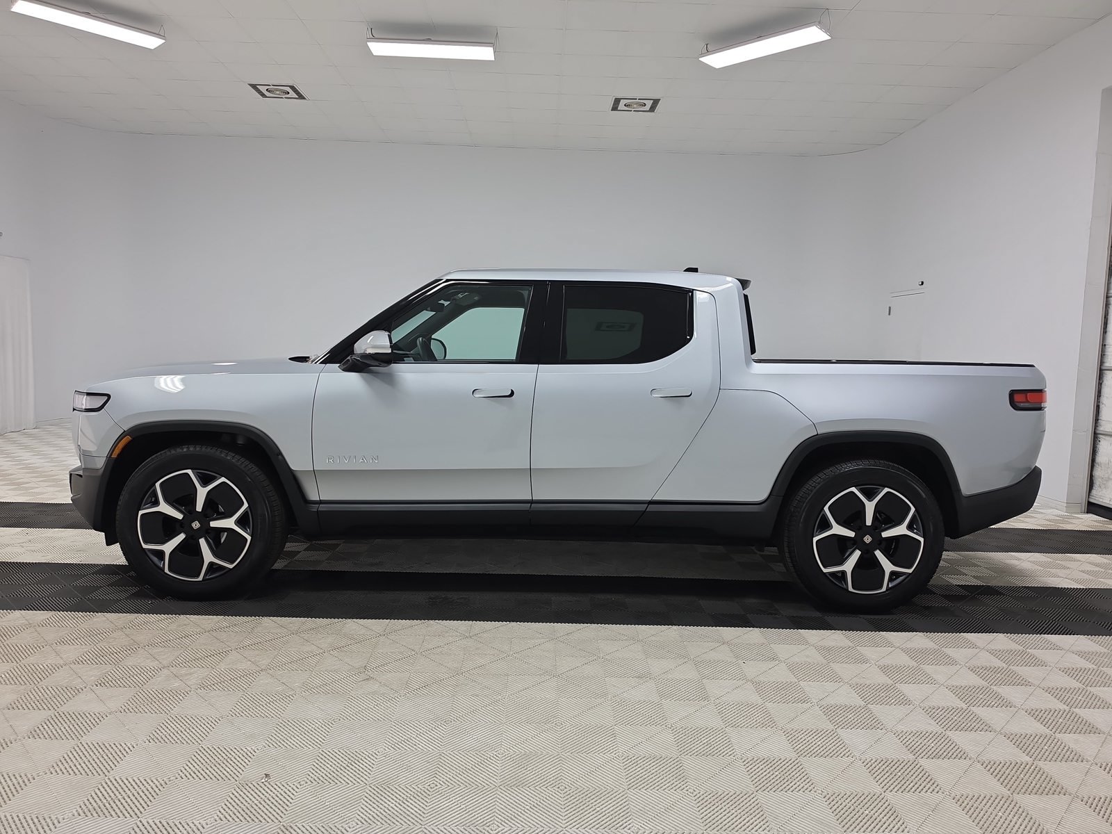 Used 2023 Rivian R1T Adventure Dual AWD/4WD image 2