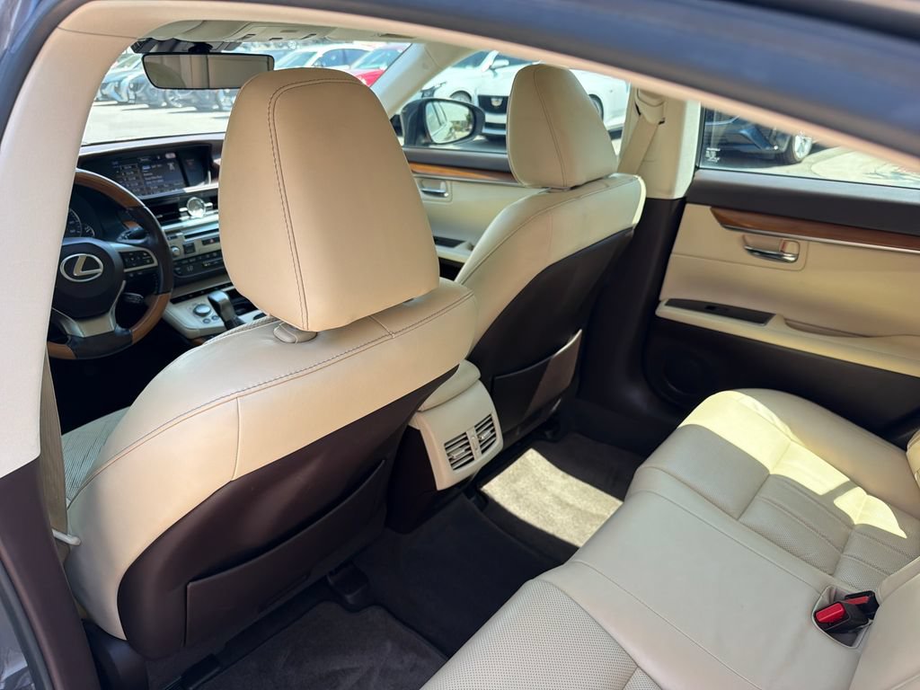 Used 2016 Lexus ES 300h w/ Luxury Package w/Wood Trim FWD image 37