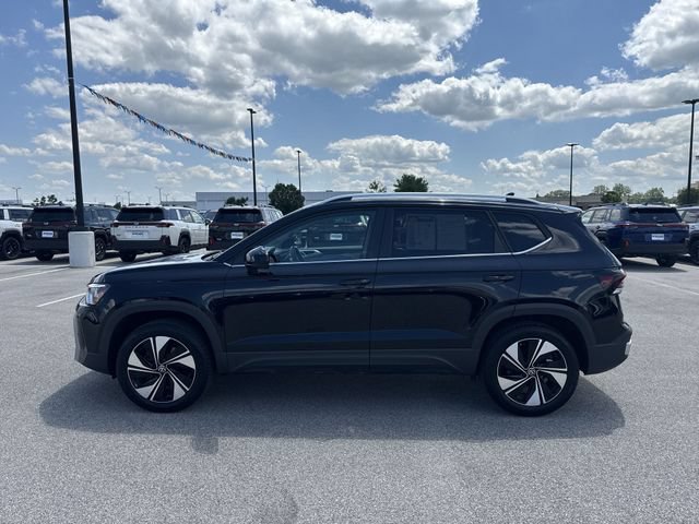 Used 2025 Volkswagen Taos SE AWD/4WD image 3