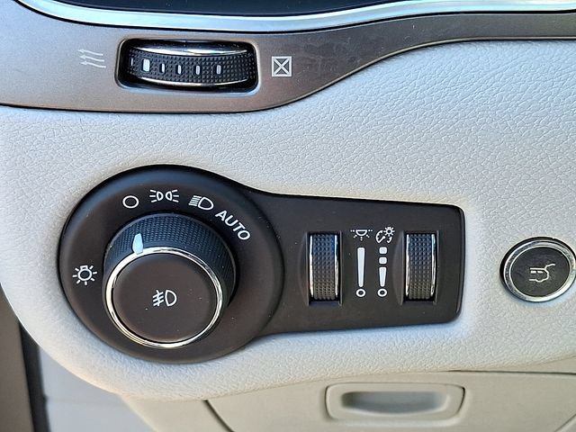 Used 2020 Jeep Cherokee Latitude Plus w/ Comfort/Convenience Group AWD/4WD image 21