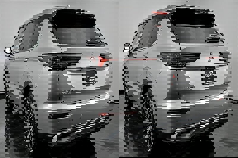 New 2025 Mitsubishi Outlander SE image 7