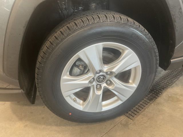 Used 2021 Toyota RAV4 LE AWD/4WD image 7