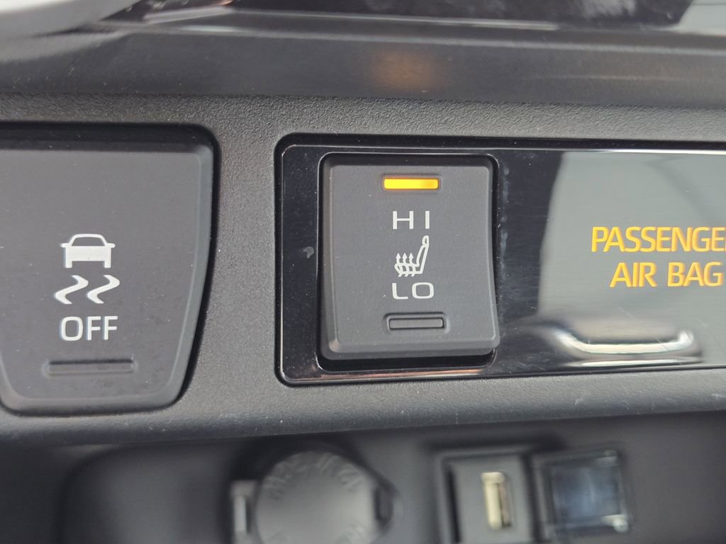 Used 2022 Toyota RAV4 XLE Premium image 27