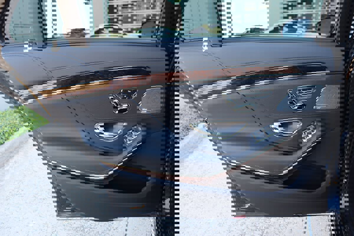 Used 2019 Mercedes-Benz S 560 Sedan w/ AMG Line Exterior image 27