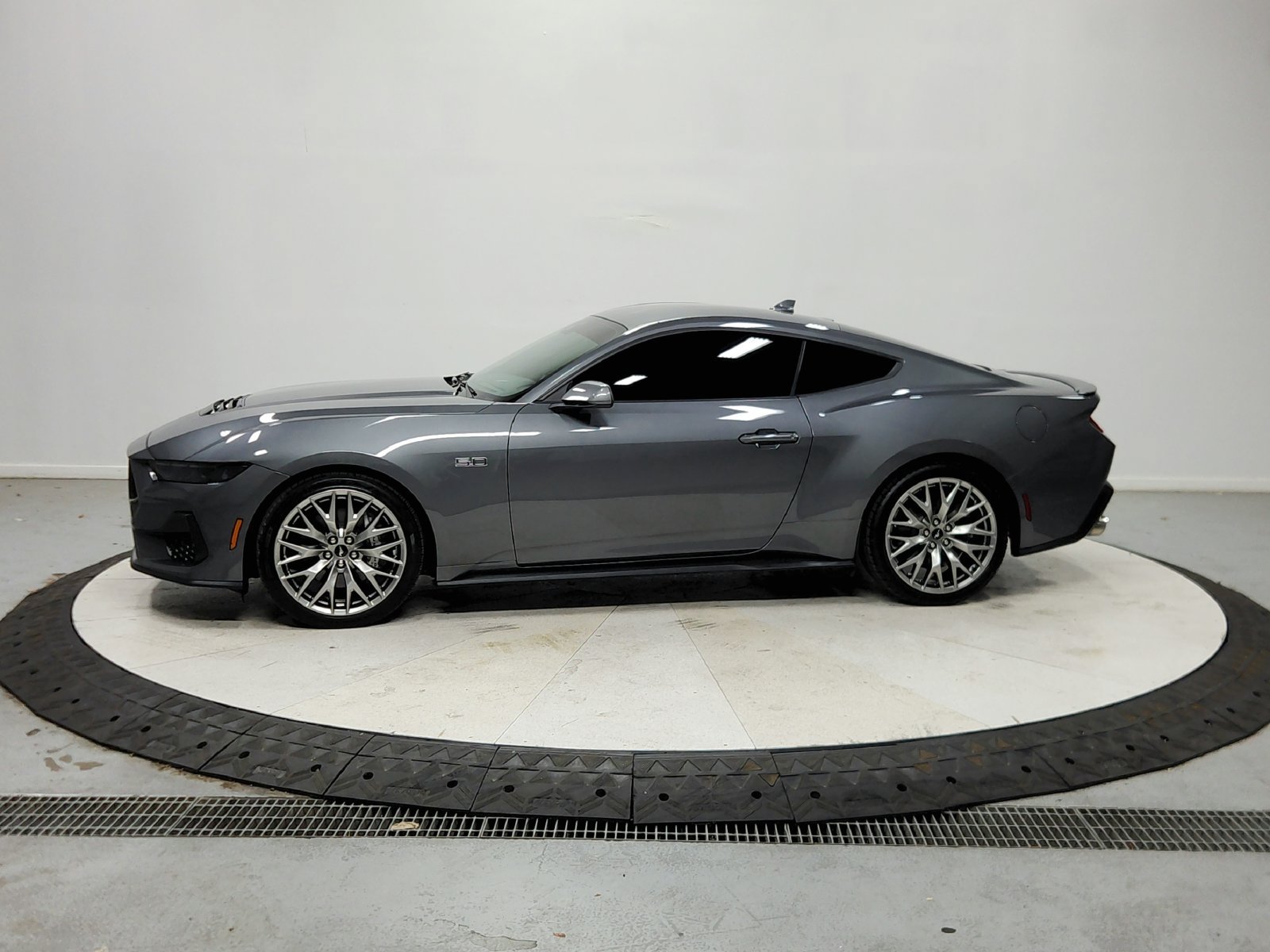 Used 2025 Ford Mustang GT Premium RWD image 5