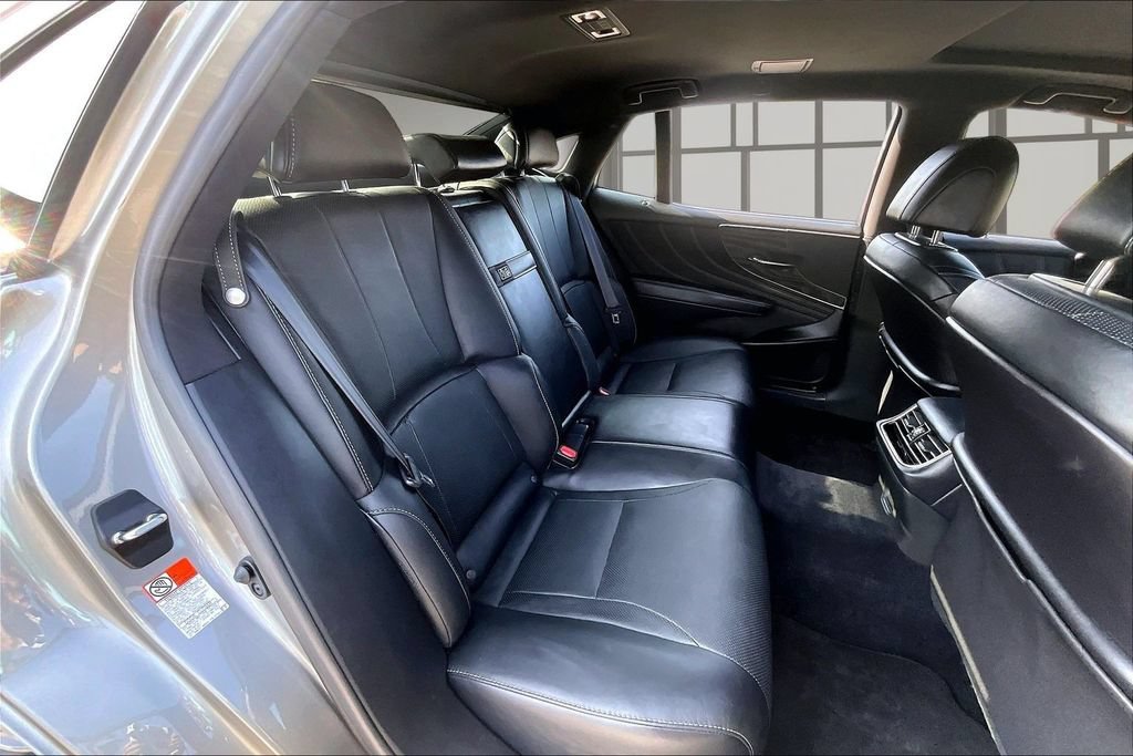 Used 2022 Lexus LS 500 w/ Accessory Package (Z2) RWD image 24