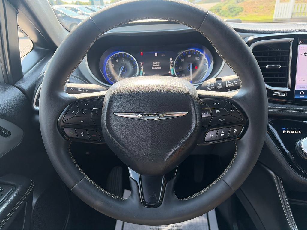 Used 2025 Chrysler Pacifica Limited FWD image 15