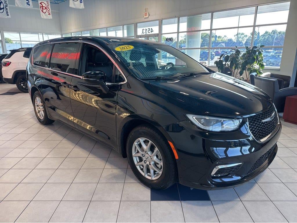 Used 2025 Chrysler Pacifica Select FWD image 1