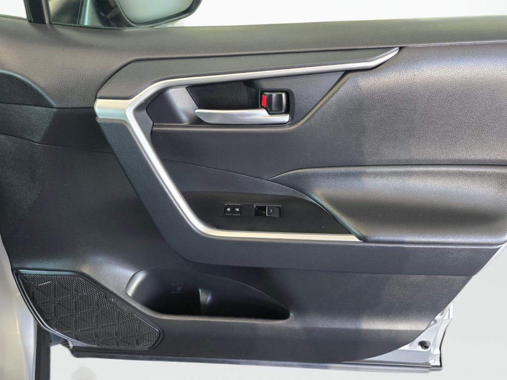 Used 2025 Toyota RAV4 XLE AWD/4WD image 40