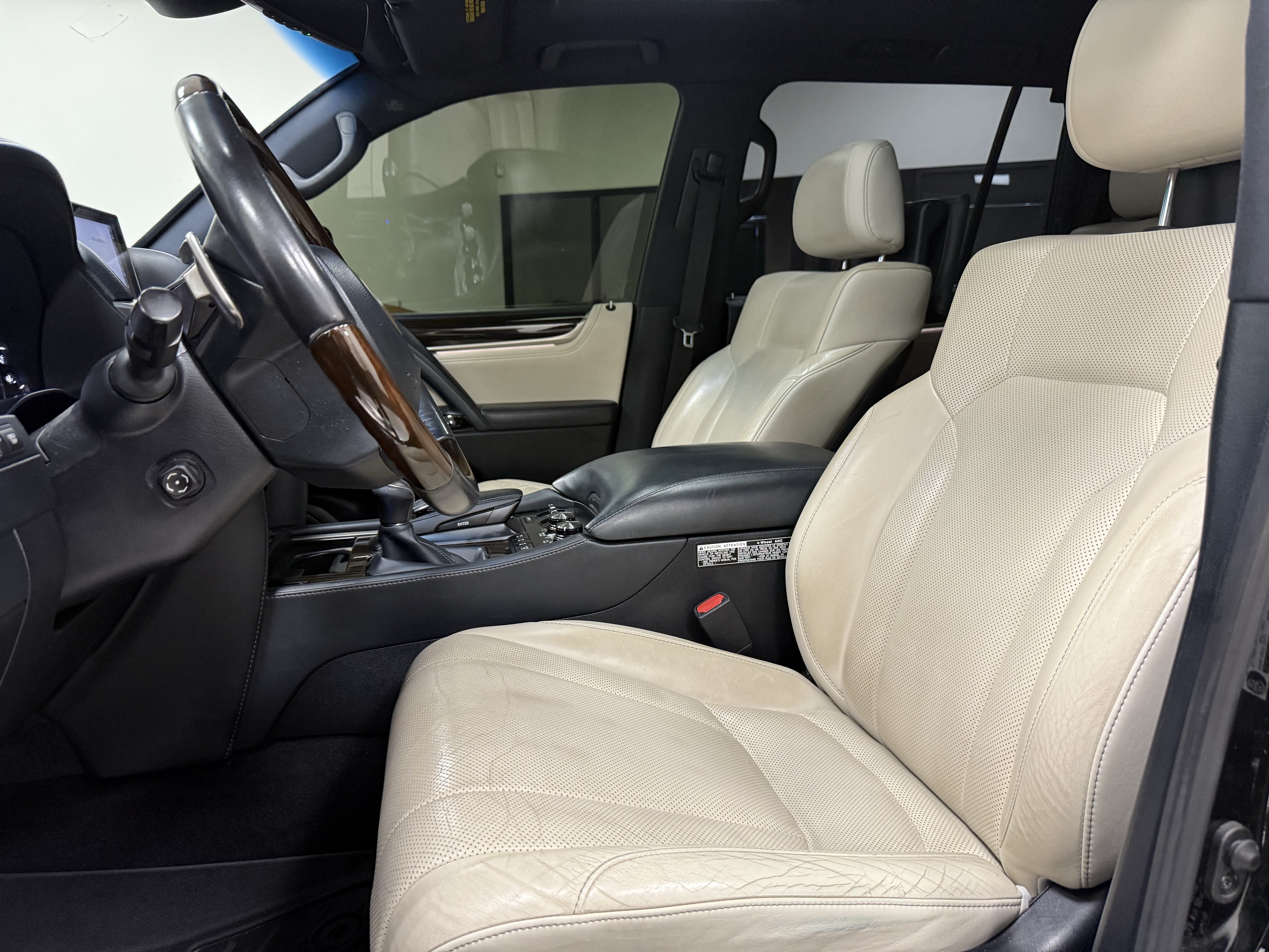 Used 2019 Lexus LX 570 4WD w/ Inspiration Series image 12