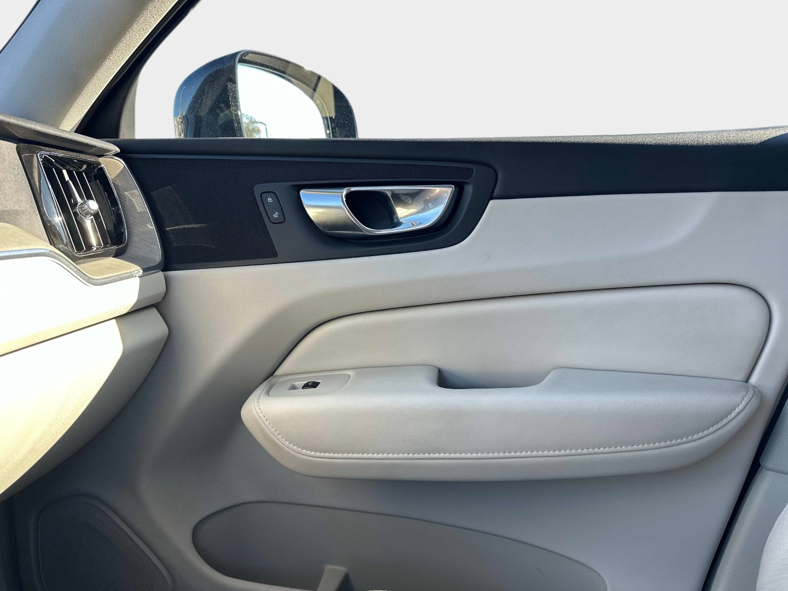 Certified 2023 Volvo XC60 B5 Plus w/ Climate Package image 20