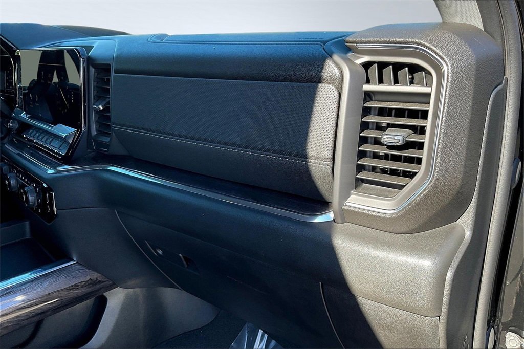 Used 2024 Chevrolet Silverado 2500 LTZ w/ LTZ Convenience Package image 17