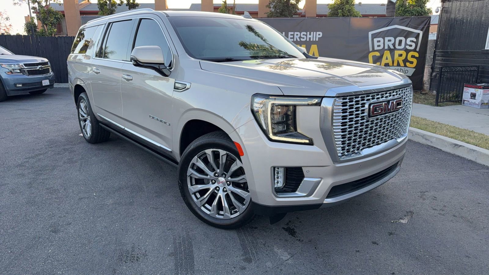 Used 2021 GMC Yukon XL Denali w/ Denali Ultimate Package image 2