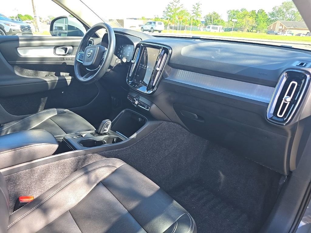 Used 2021 Volvo XC40 T5 Momentum image 30